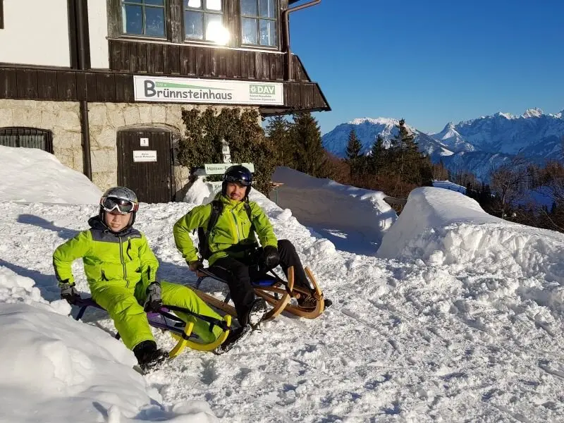 Rodler vor dem Brünnsteinhaus | © Yvonne Tremml