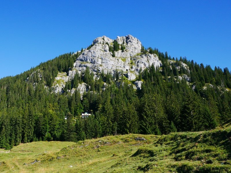 Das Brünnsteinhaus vor dem Brünnstein im Sommer | © Yvonne Tremml Das Brünnsteinhaus vor dem Brünnstein im Sommer | © Yvonne Tremml