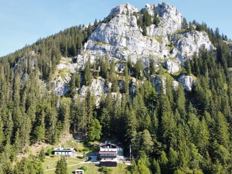 Das Brünnsteinhaus vor dem Brünnstein im Sommer 2024 | © Lukas Lotter